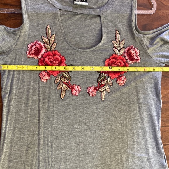 Beautiful embroidered cold shoulder style top size S NWOT - Picture 6 of 7